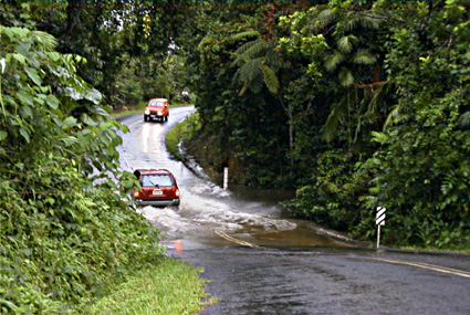 �A�蓹�́A���J�����ŏ��삪�×����ē��̏�𗬂�Ă���